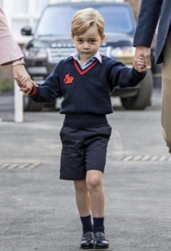 英国“乔治小王子”的绅士装扮，不管多冷的天都是露腿穿短裤!