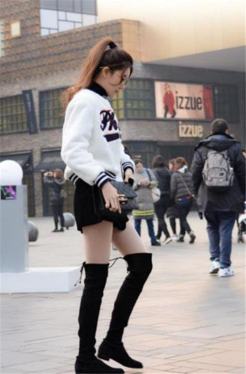  「乖巧」街拍长发飘逸+长款衬衫的美女，乖巧温柔的咬唇表俏皮可爱