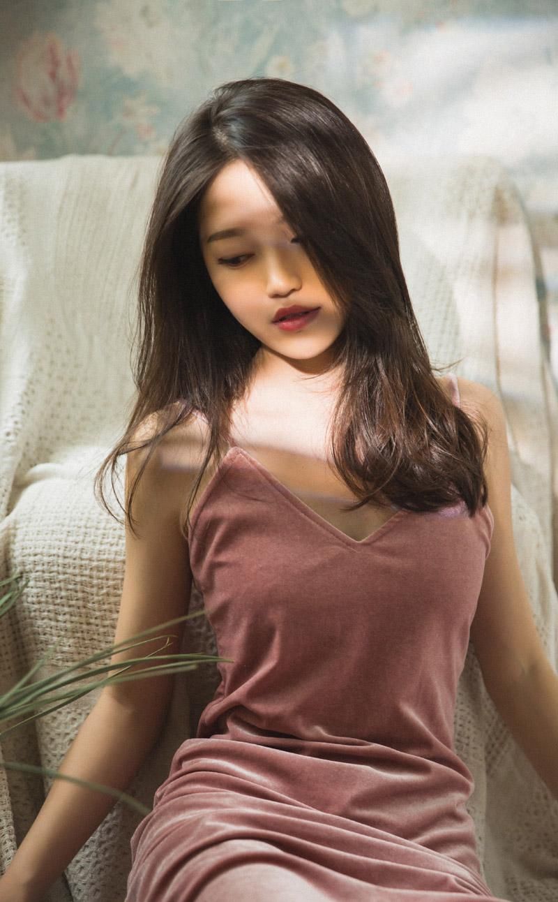 性感丰满美女酥胸吊带裙私房图片