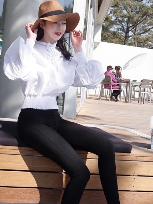 街拍美女：紧身打底裤显瘦效果更棒，婉约又显别致！