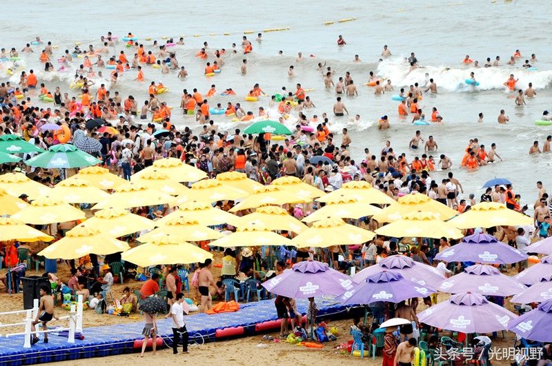 江苏:海滨浴场沙滩无处下脚场面像“下饺子”!大海秒变“人海”