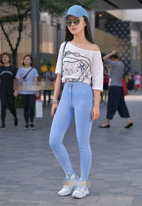 蓝色紧身牛仔裤勾勒出紧实的线条，蓝白配清清爽爽出门