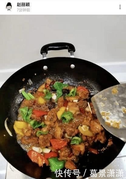 『打通』何炅宅家打通厨艺任督二脉 ,做泡面饼获赞,明星在家也这么会穿