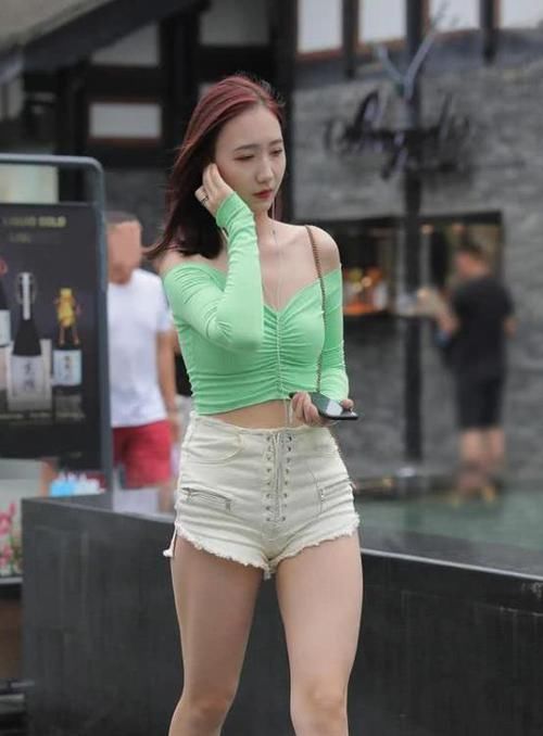 #休闲裤#街拍:肤如凝脂的美女,一件白色上衣配黑色休闲裤,时尚气质迷人