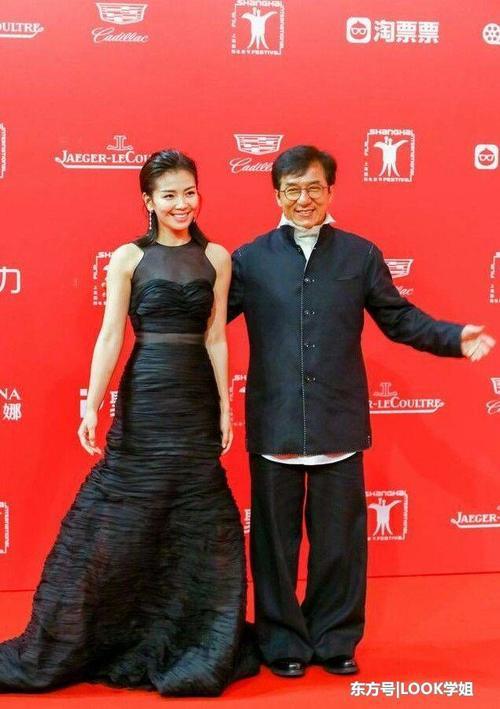 刘涛真敢穿，褶皱裙露出小肚腩，网友：终于相信你40岁了