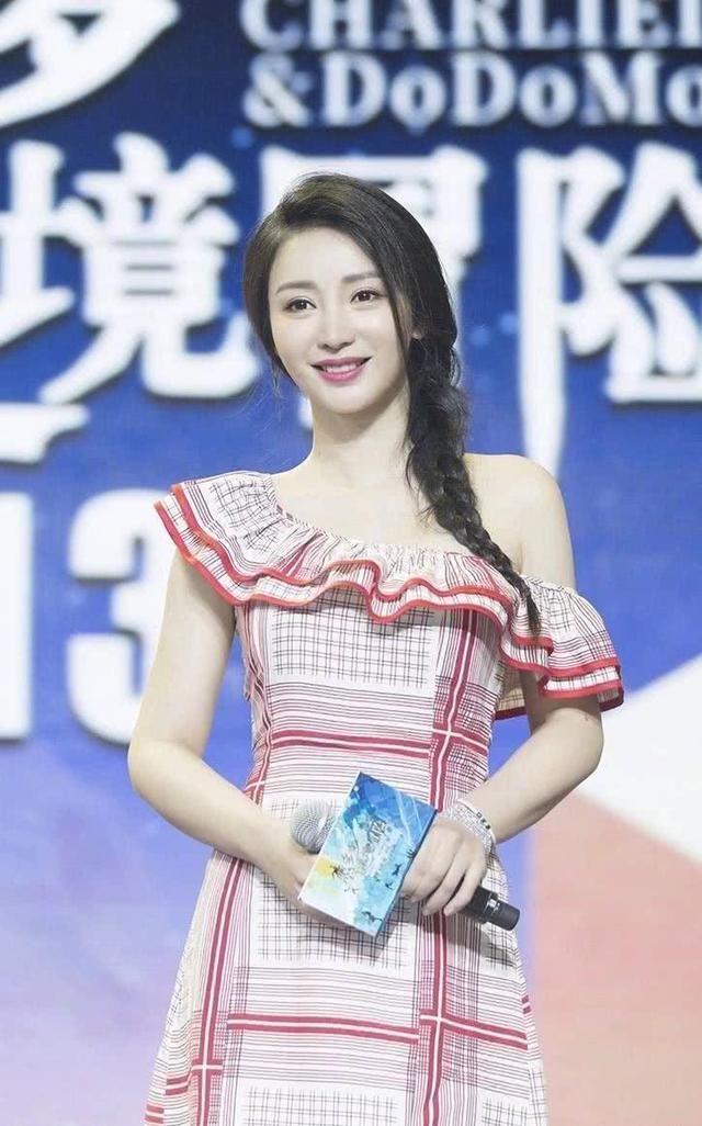 穿的越少就越美，柳岩这身裙子，美出了新高度，你知道吗