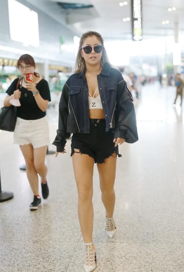 王菊瘦了？可机场穿露脐装秀小蛮腰，却被腰间赘肉抢镜了