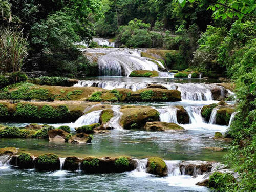 世界第一高楼瀑布：大楼外悬挂了一条百米瀑布，十分壮美