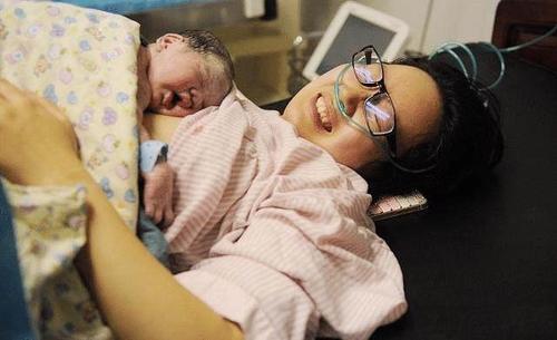 全国多地相继出台“催生”二孩政策 发分娩、奶粉等补贴