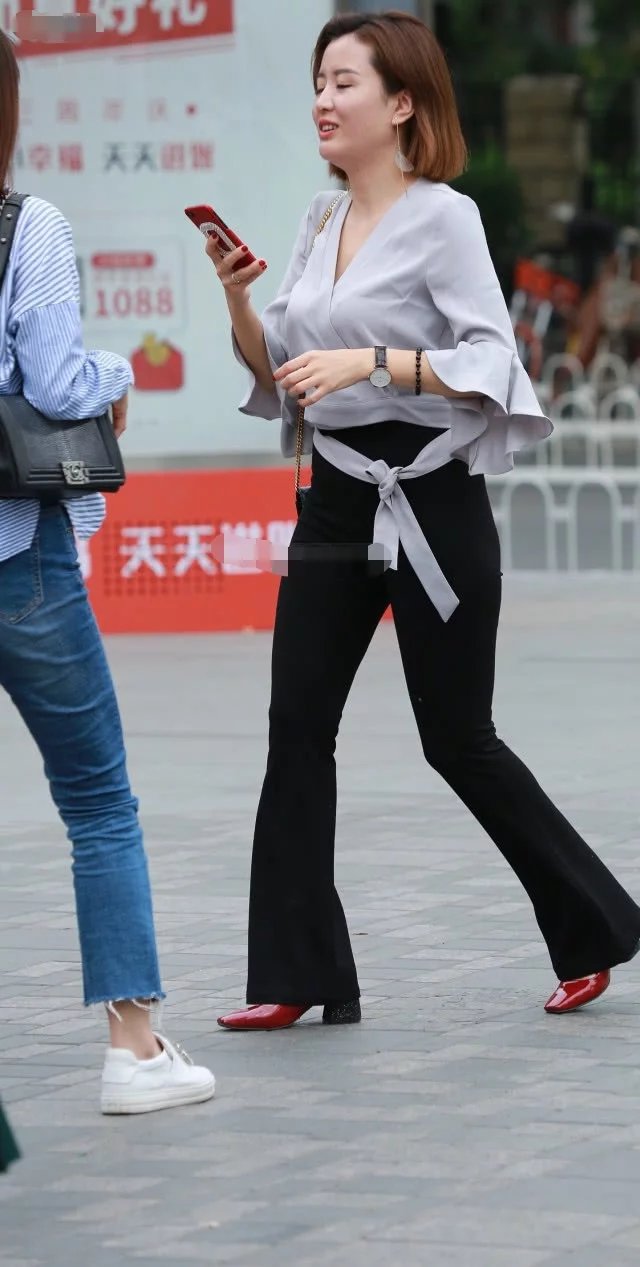 时尚美女小姐姐黑色紧身裤搭配白色上衣，修身的装扮秀出凹凸有致