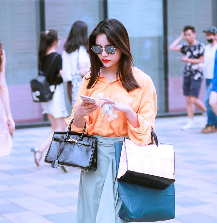 穿着紧身牛仔裤的美女，气质甜美又不失性感，打造女人姣好身段！