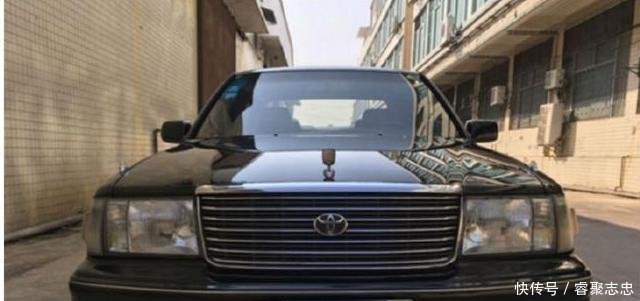大爷花9千买辆老款的丰田皇冠, 小区门卫 这车我给你2万元