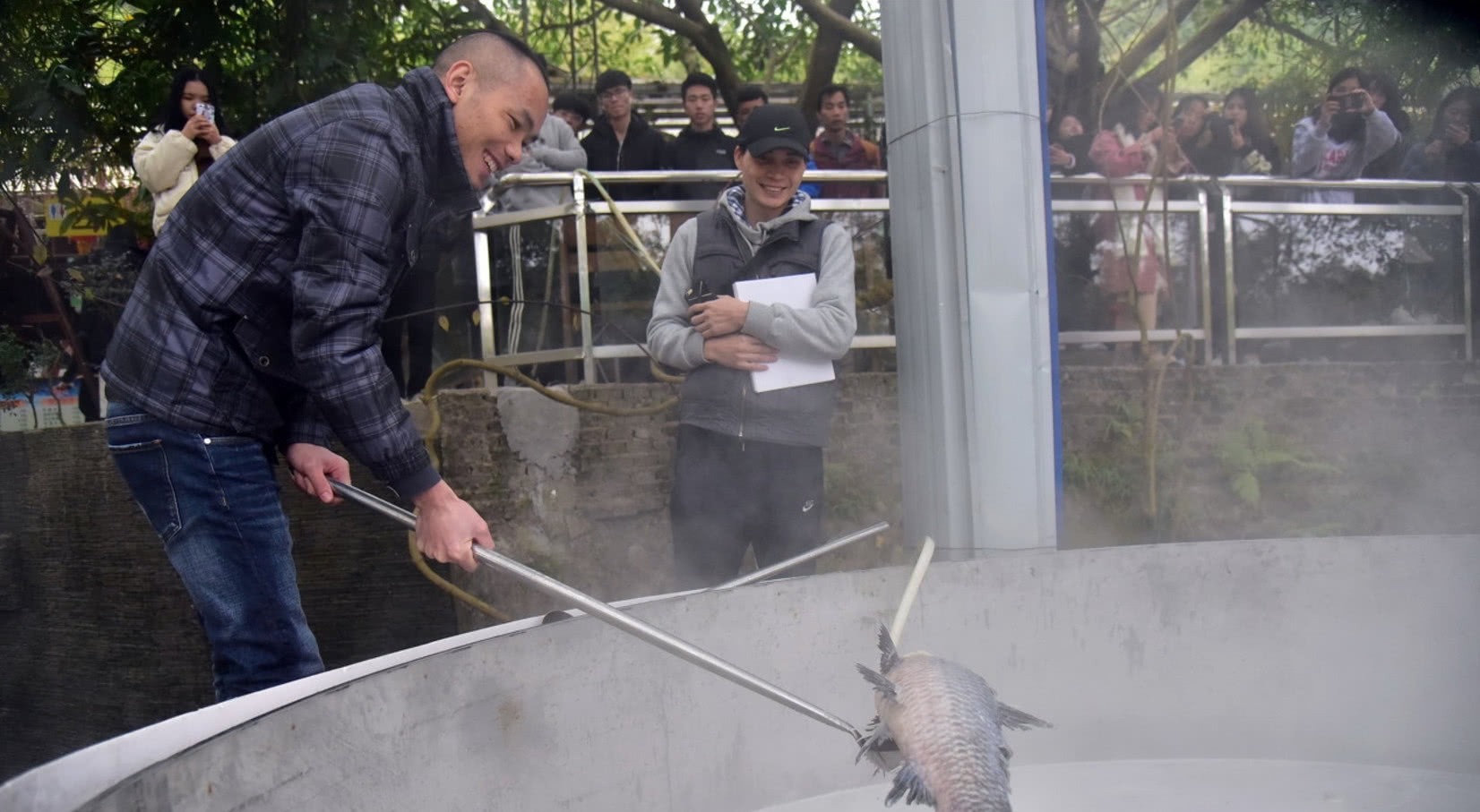 【盖后】奇闻景区鱼汤免费食用,游客们分分钟抢光,揭开盖后不淡定了