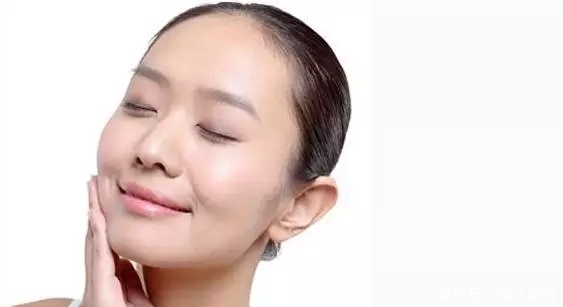 『女人』有“干净脸”的女人,护肤时会注意4个细节,50岁也不显老!
