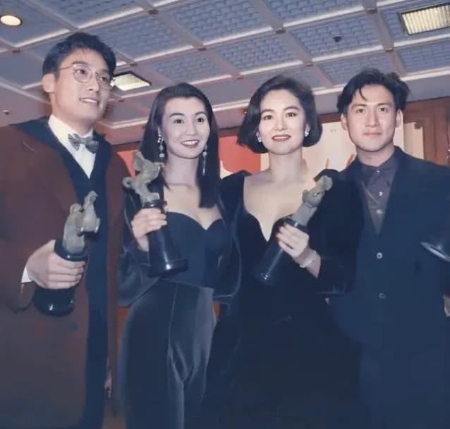 【气质】林青霞早年大妈造型玩得透，粉裙衬出尤物身材，手舞丝巾风情万种