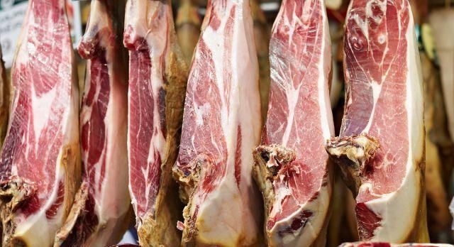 猪肉价格不断飙涨，多地肉价突破20一斤，春节还会有猪肉吃吗？