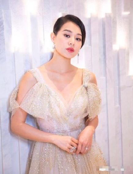 胡杏儿为什么主持春晚