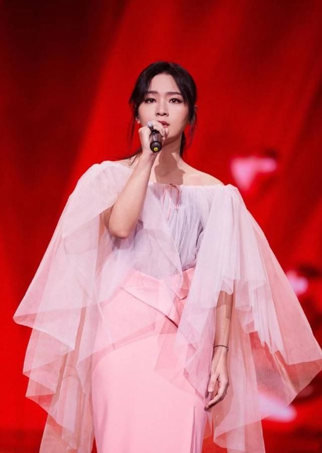 周笔畅疯狂甩肉20斤，瘦出了锁骨和蝴蝶骨，从假小子变成了真女人