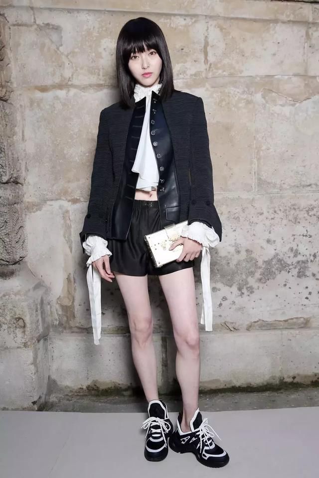 一夜间，这么丑的鞋刷爆时尚圈！