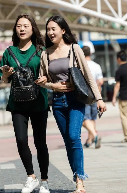 气质小姐姐紧身穿搭加您凹凸有致的身材，精致容颜微微一笑倾城倾