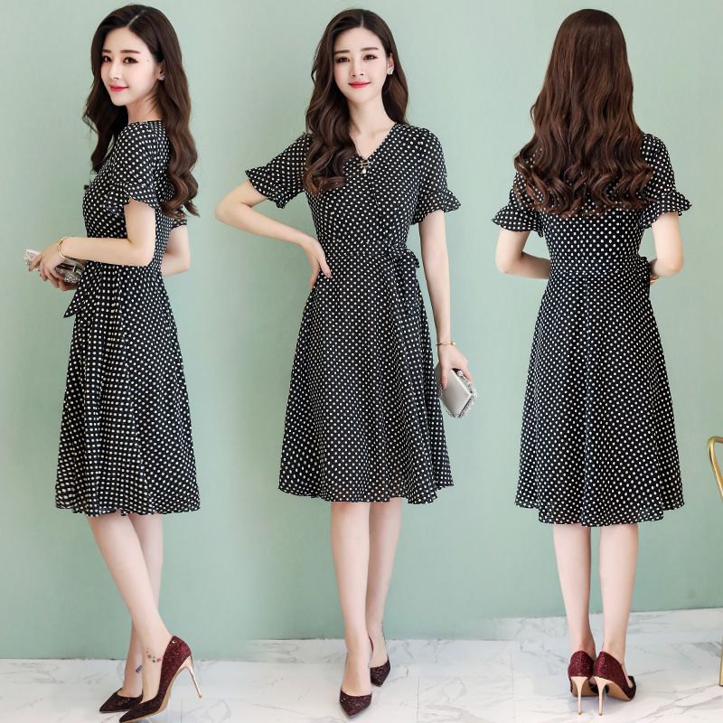 39岁的妈妈真没故意扮嫩，全靠减龄连衣裙，嫩的像20岁小姑娘