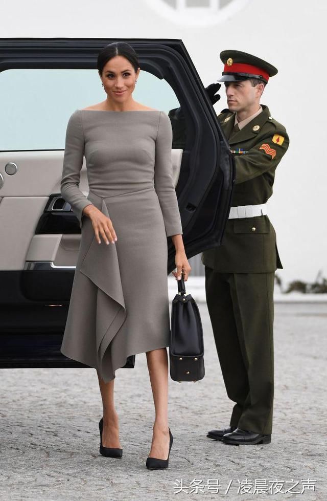 这条裙子太紧了，梅根硬是穿了进去，网友：勒出痕太尴尬了