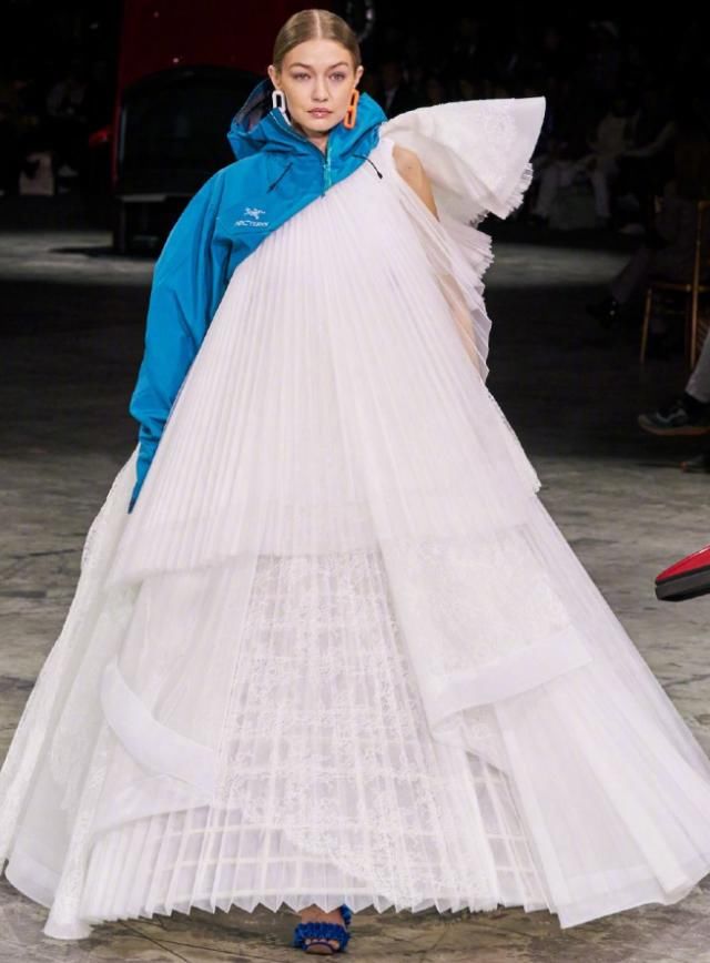  礼服：这大约就是我见过最“潮”的婚纱礼服，“一半运动衣一半长裙”，贼引人注意