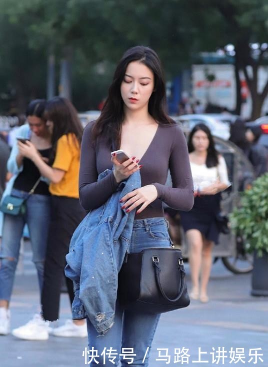 优美:优美穿搭,哪位更美呢?,街拍美女:俏皮可人的紧身裤小姐姐