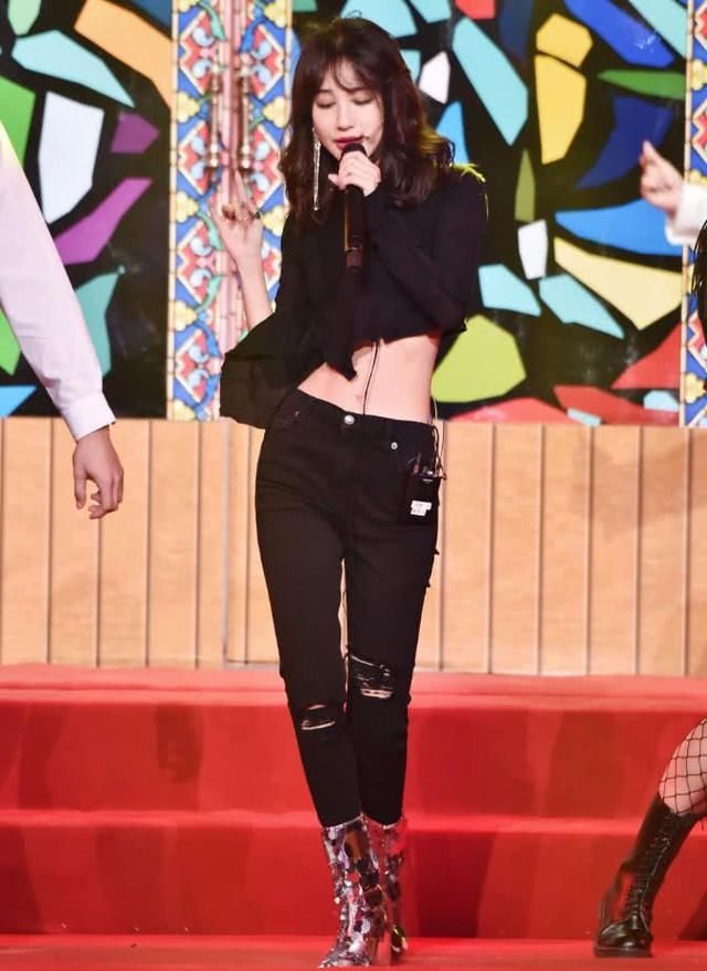 李菲儿这裙子够短了，还要剪个叉！网友：不露腰了，又拿腿来说事