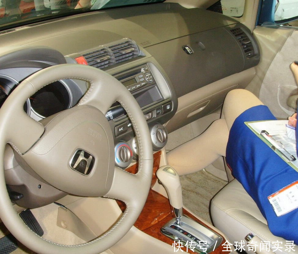 公司新来女同事下班顺路送她回家,上来就坐我