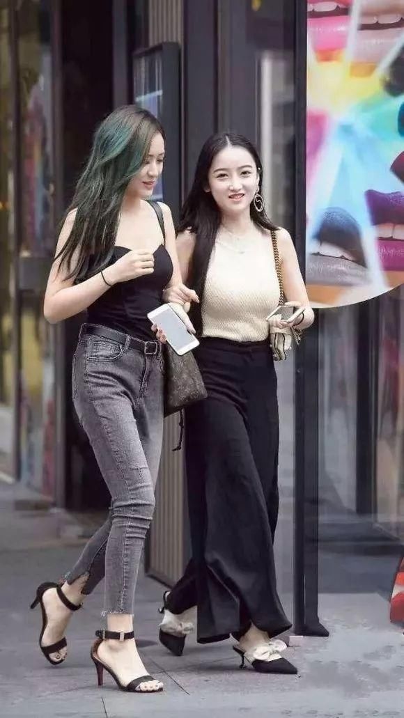 街拍:两个逛街的美女，随便一个都是超模的身材