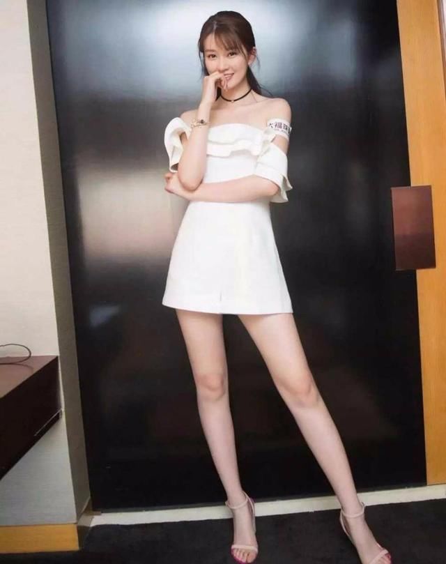 乔欣穿缩水上衣现身机场，若隐若现，“心机”够深啊！