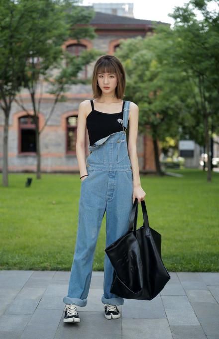  『吊带』女神潮范儿美搭！周末街拍：小吊带出街，你就是这条街最亮眼的妞！