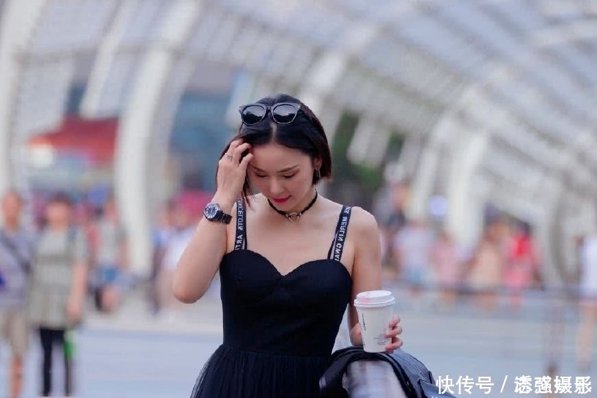 甜美小姐姐吊带抹胸装大展身材，下身的黑纱充满妩媚神秘感，简直