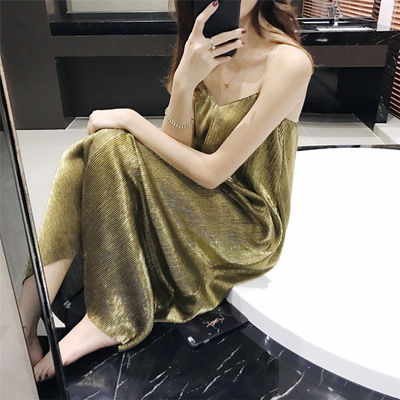 身着“吊带裙”的女人，总会让人觉得神秘且格外迷人