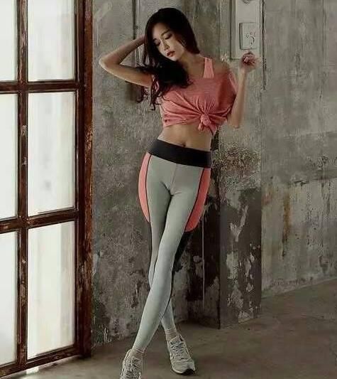 紧身打底裤穿出青春活力的气质，让你更加的轻松随意！