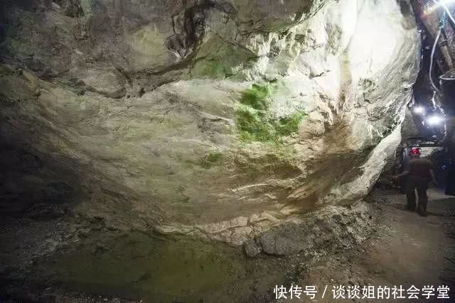 曾经600吨的玉石王，如今却无人问津，只有一人一狗看守