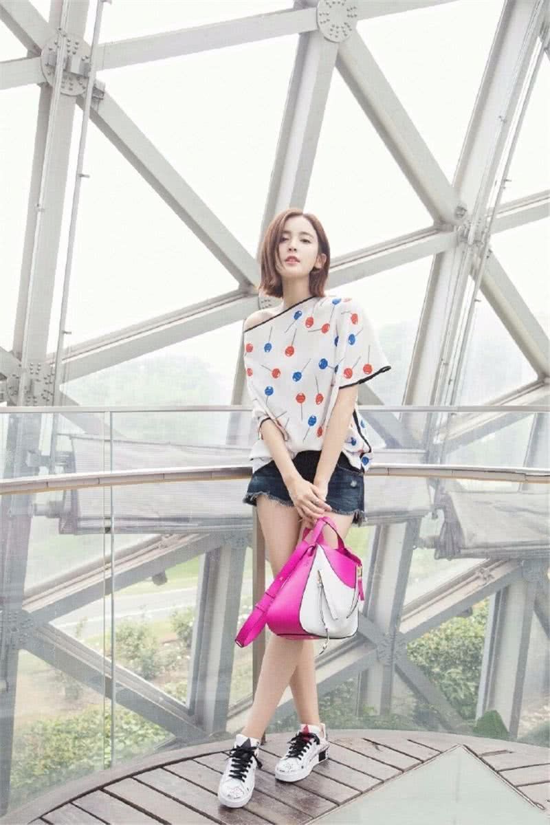 古力娜扎又瘦了!这么小的短裤都穿不满，网友:看着都羡慕!