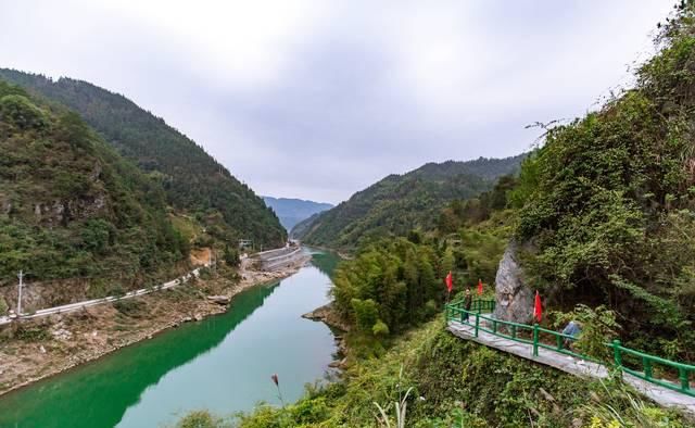 太美了，全国最高的高山无边泳池原来隐藏在这小城市里