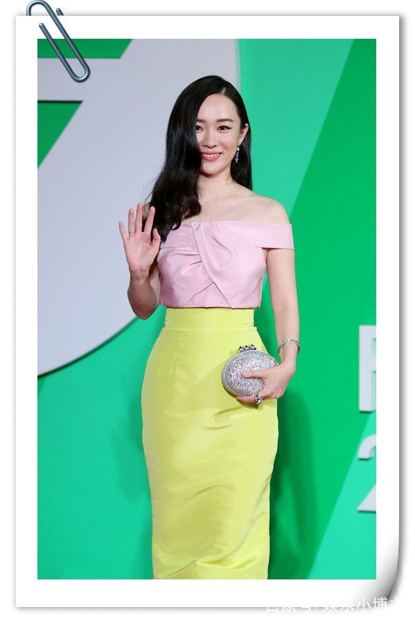 ?霍思燕真敢穿，20cm的上衣出席活动，难怪杜江眼睛一动不动