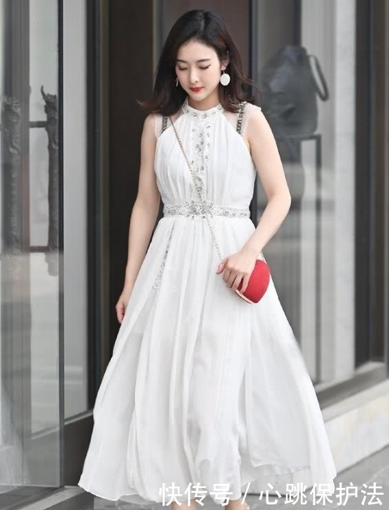  气质|炎炎夏日，美女穿白色连衣裙上街，穿出清凉效果和清新唯美气质！