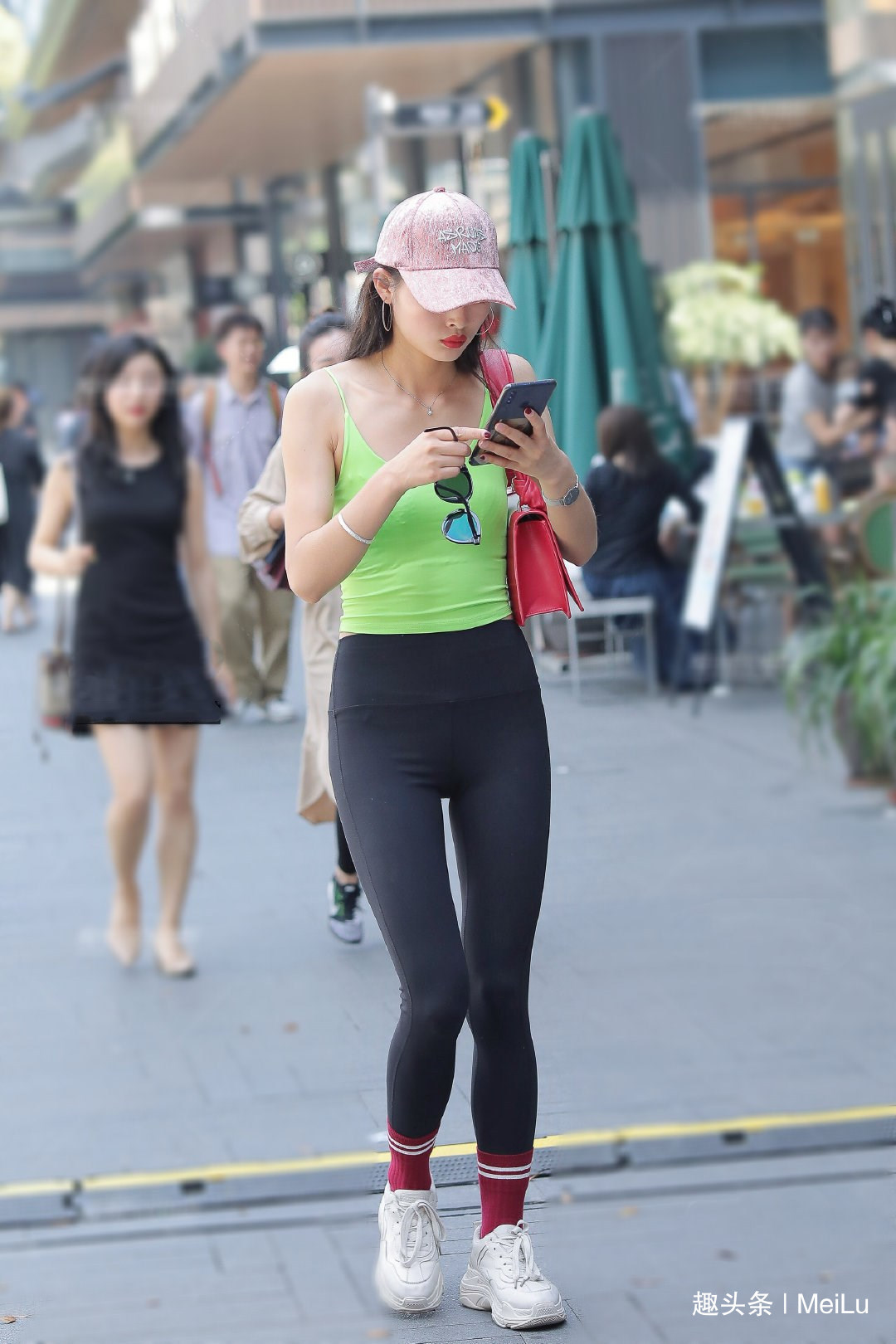  #美女#牛仔裤美女，大秀迷人身姿