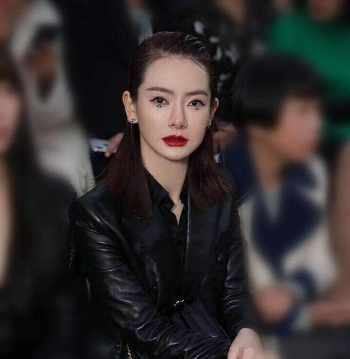 戚薇真会玩，只是在眼袋上画了两个三角形，整个人的气场都变了