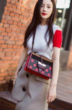 李小璐这条裙子火了两个夏天，她穿上这么好看！网友：故意这么短