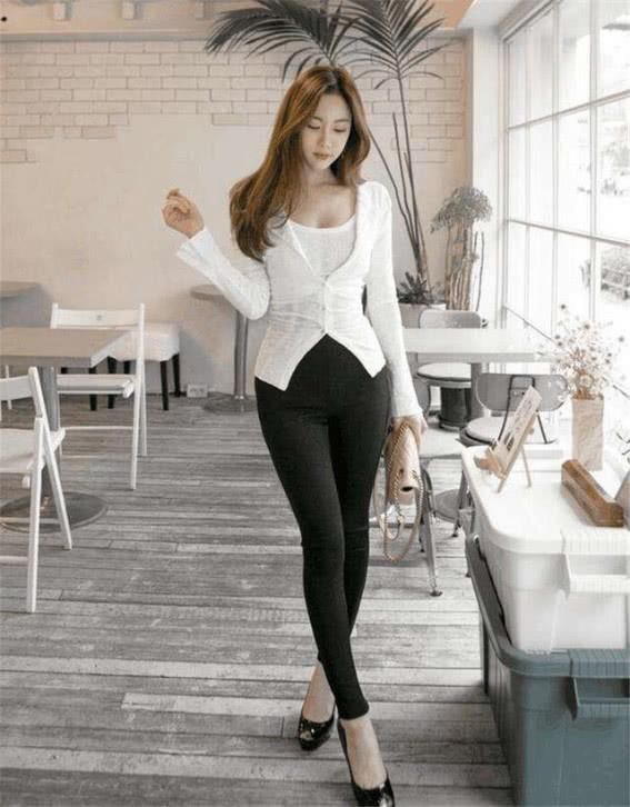 时尚穿搭紧身牛仔裤精致的搭配，有了时尚才会美的大气