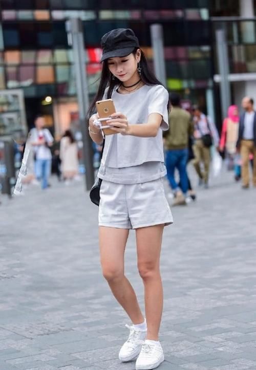 「气质」路人街拍：气质小姐姐一身运动风套装打扮，展现出满满的青春活力！