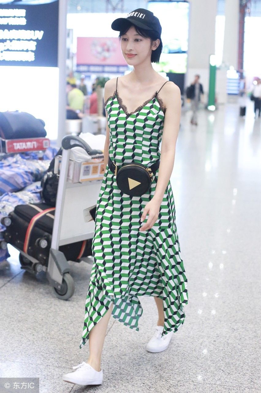 张俪身穿小清新绿色长裙亮相机场，网友:很有夏天的感觉!
