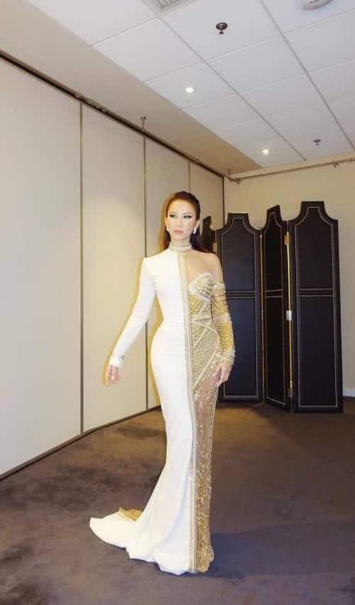  「样式」李玟造型前卫，一件衣服左右两边看着不一样，眼妆化的挺招摇