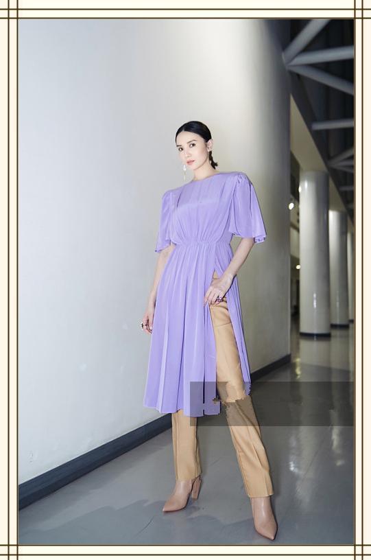 宋佳气场炸裂!开叉裙里套长裤居然不丑,网友:老奶奶不服就服你