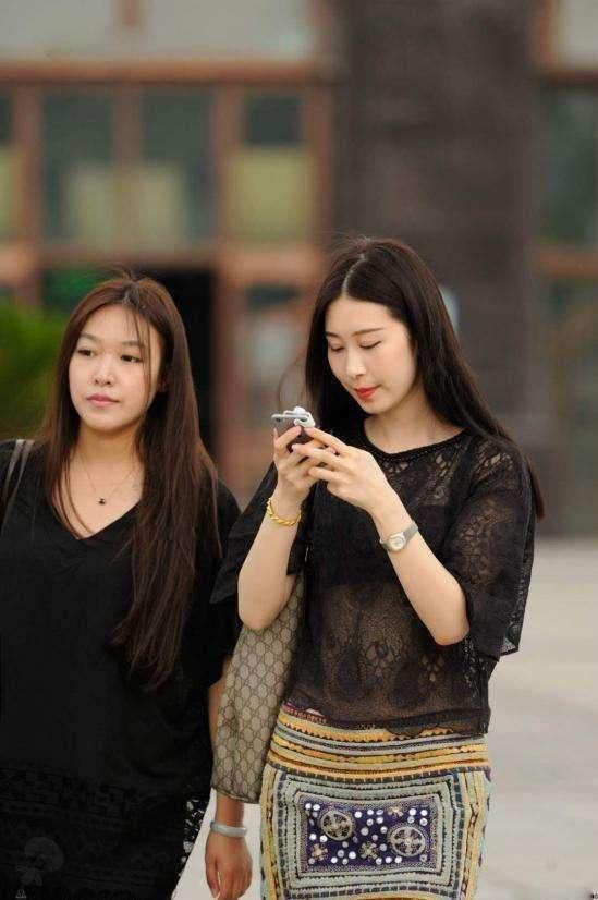 街拍:街头各是各样的时尚小姐姐，看看你喜欢那种风格?